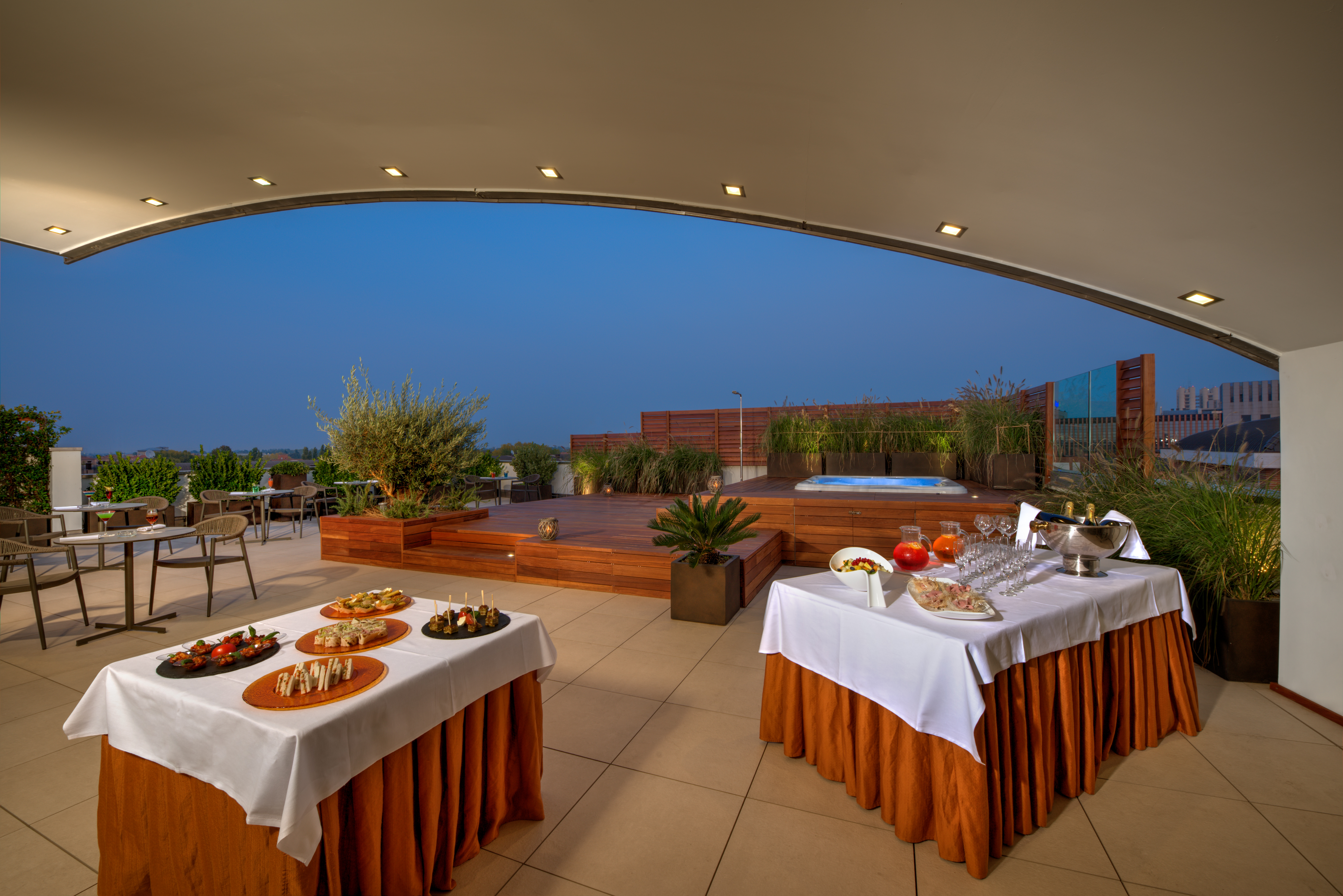 buffet serale su terrazza con vista su bologna
